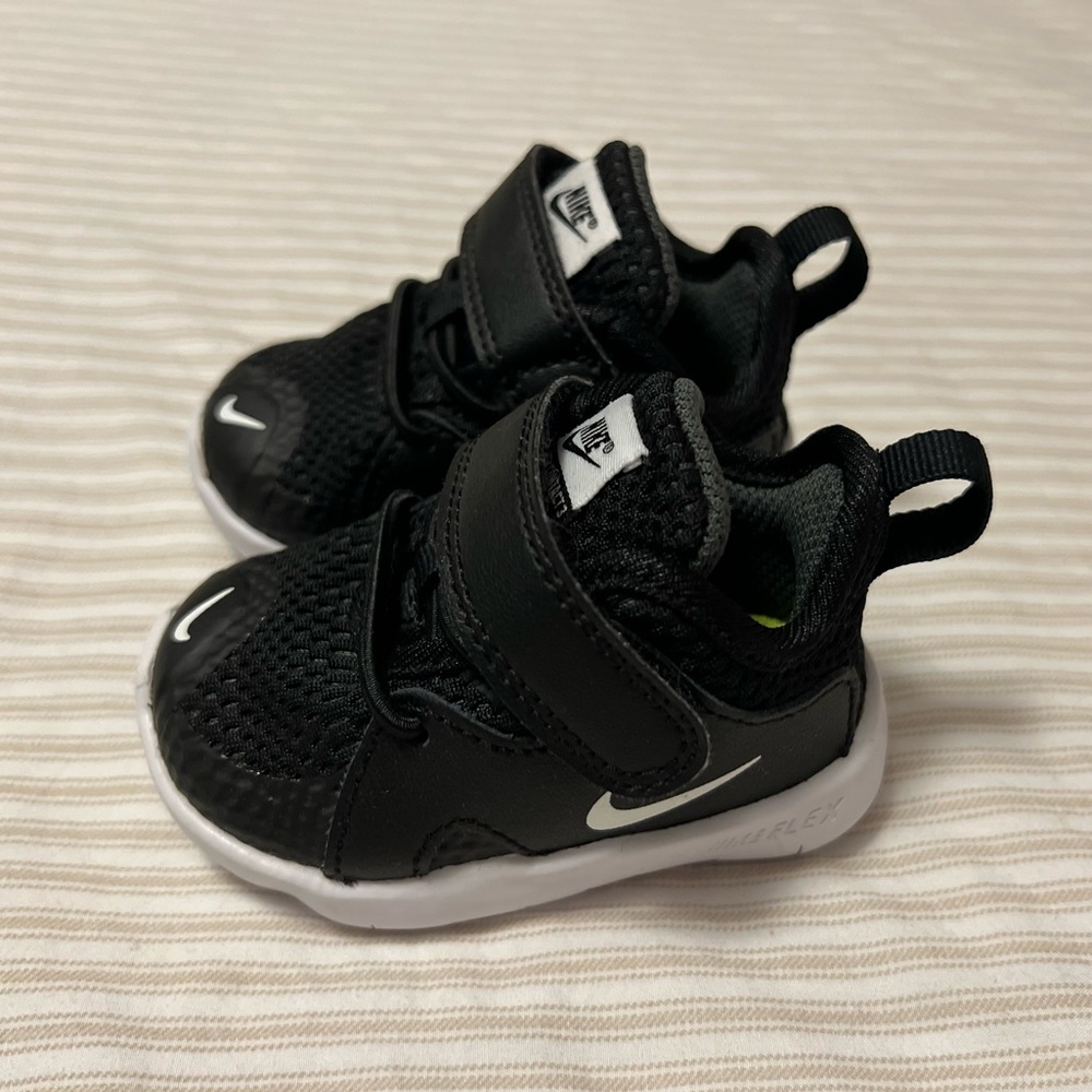 Nike boys size 2 black sneakers - Picture 1 of 4